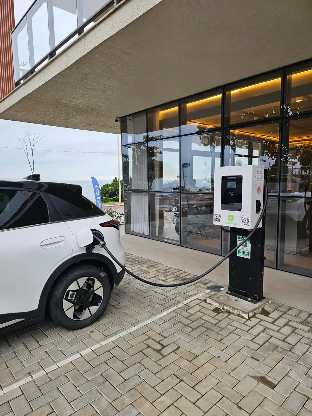 Carregador rápido Quadrivolt de 30 kW operando em Barra Velha, Santa Catarina