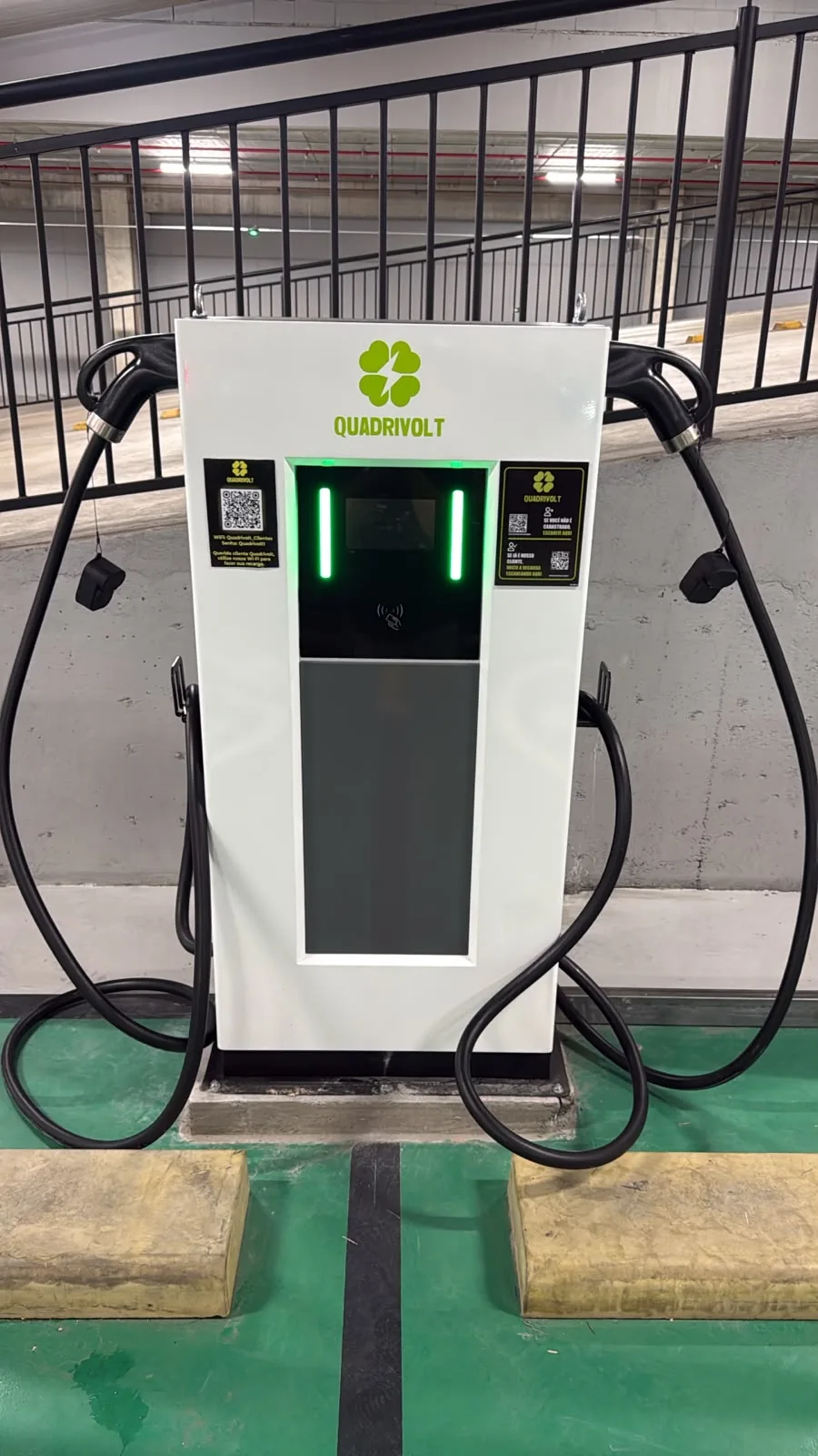 Carregador Quadrivolt instalado no estacionamento do Flow Open Mall