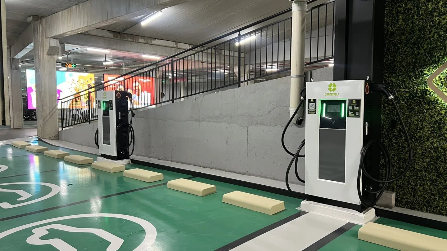 Carregadores Quadrivolt nas vagas do Flow Open Mall, em Curitiba, projeto realizado em parceria com a H Energy
