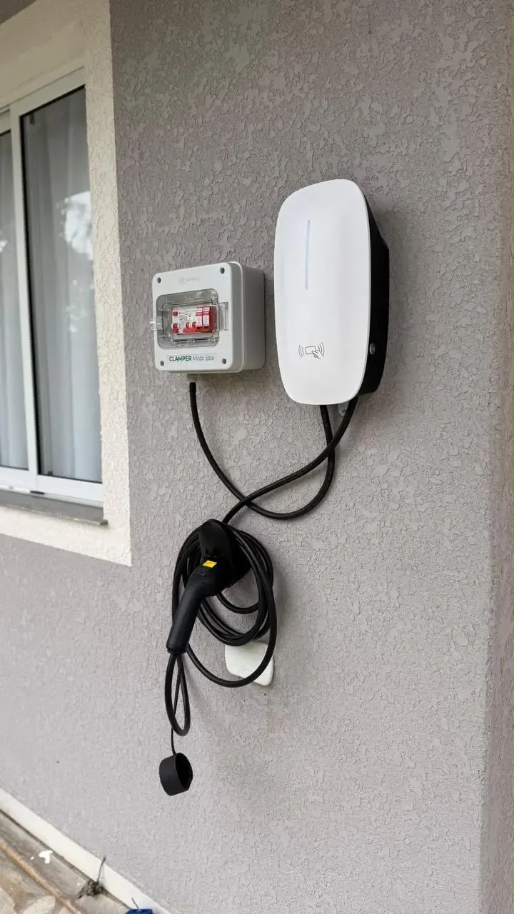 Carregador residencial com quadro de proteção dedicado, segundo ângulo